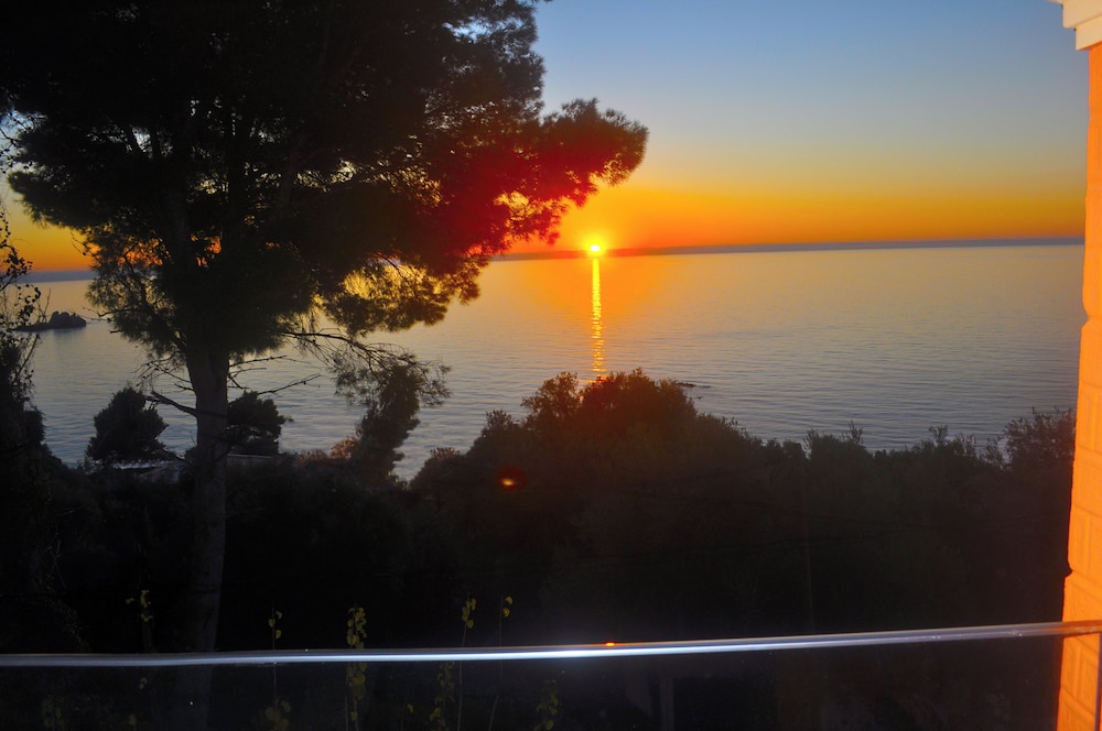 La Casa di Kosta Luxury Apartment, Kontogialos Beach, sea Views