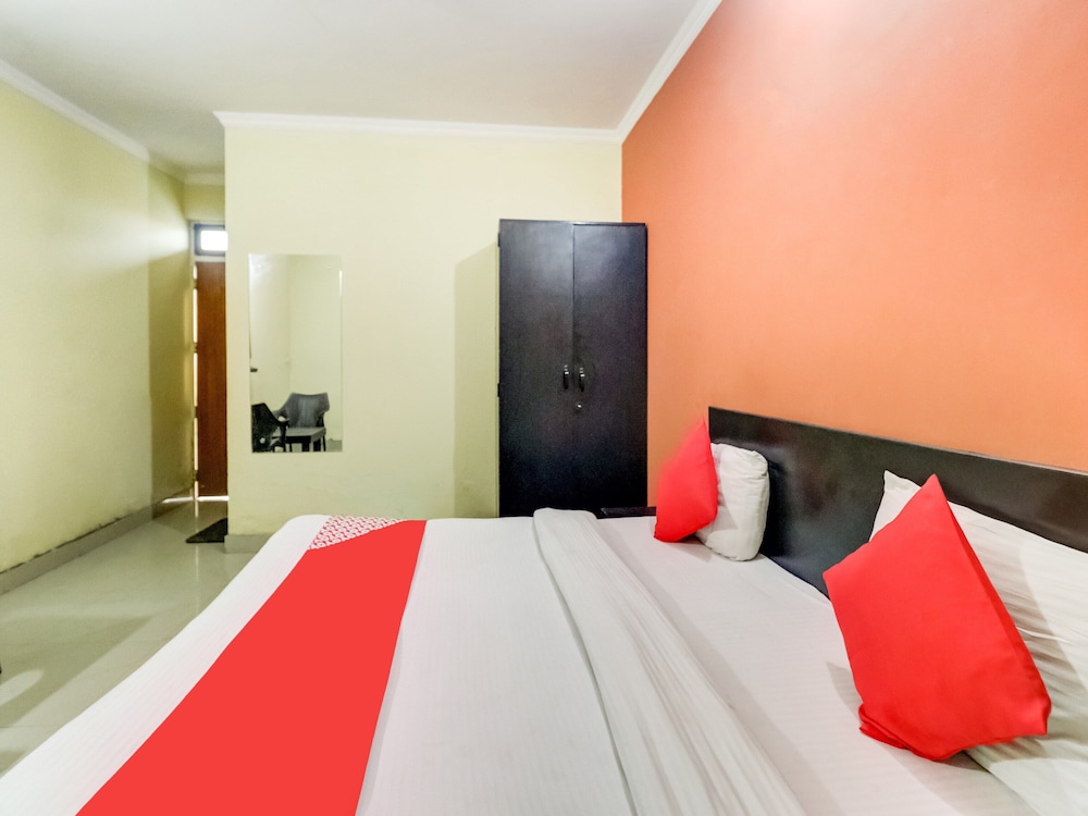 OYO 10877 Hotel R K Residency