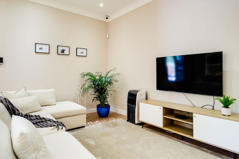 Camps Bay 4bed Villa w Pool Luxe on Central