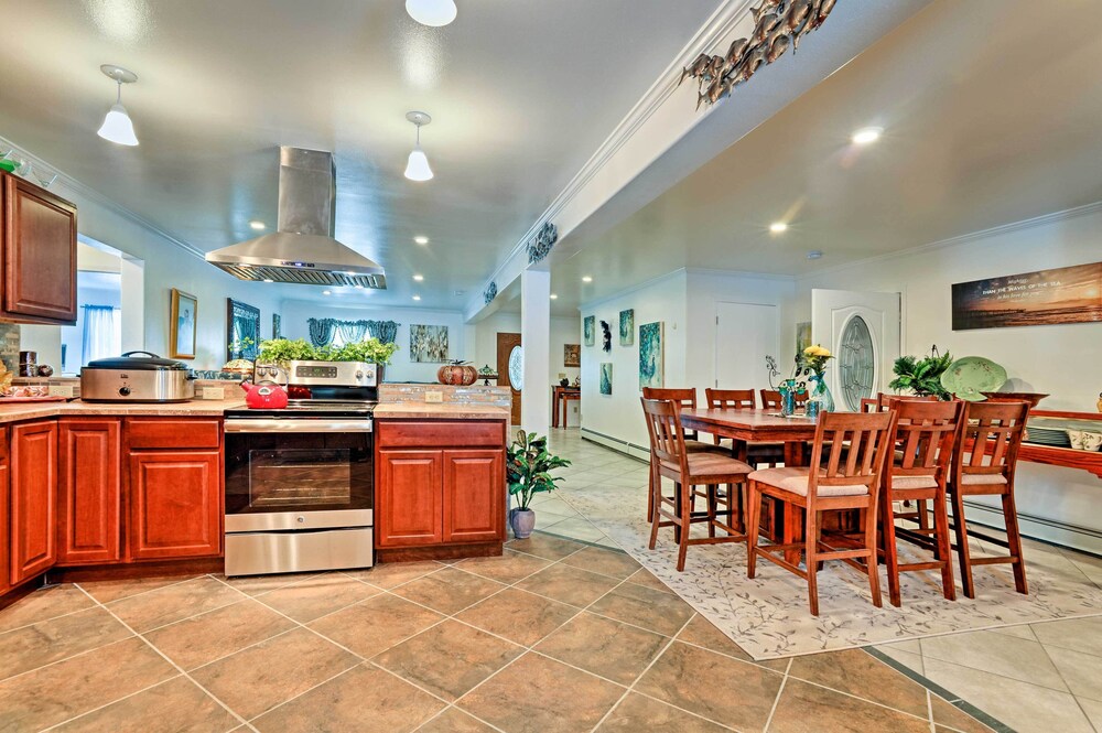 Juneau Vacations - Expansive Getaway  2 Miles to Mendenhall Glacier! - Property Image 1