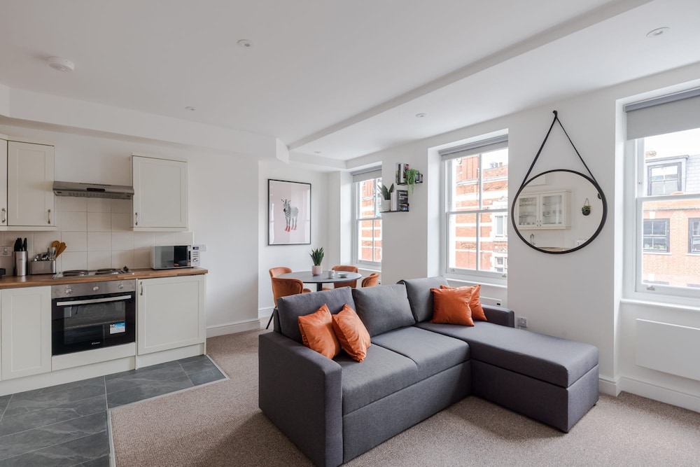 The Vanity Affair - Fitzrovia - by Frankie Says
