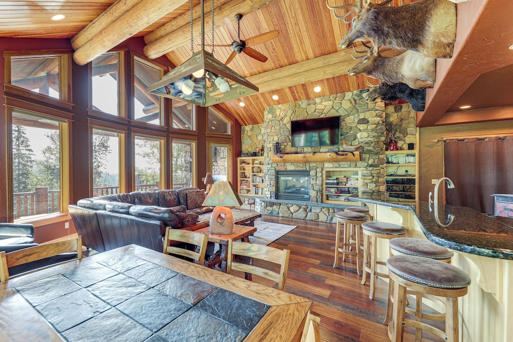 Ski-in/out, Hot Tub: Spacious Retreat in Whitefish