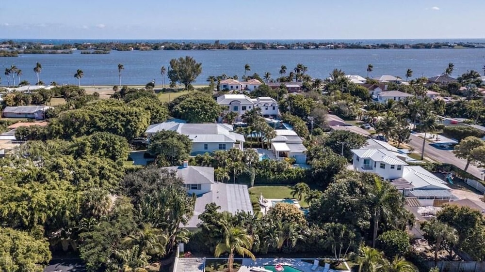Banyan Cove 4bd 4.5ba Private Pool and Parking view 3