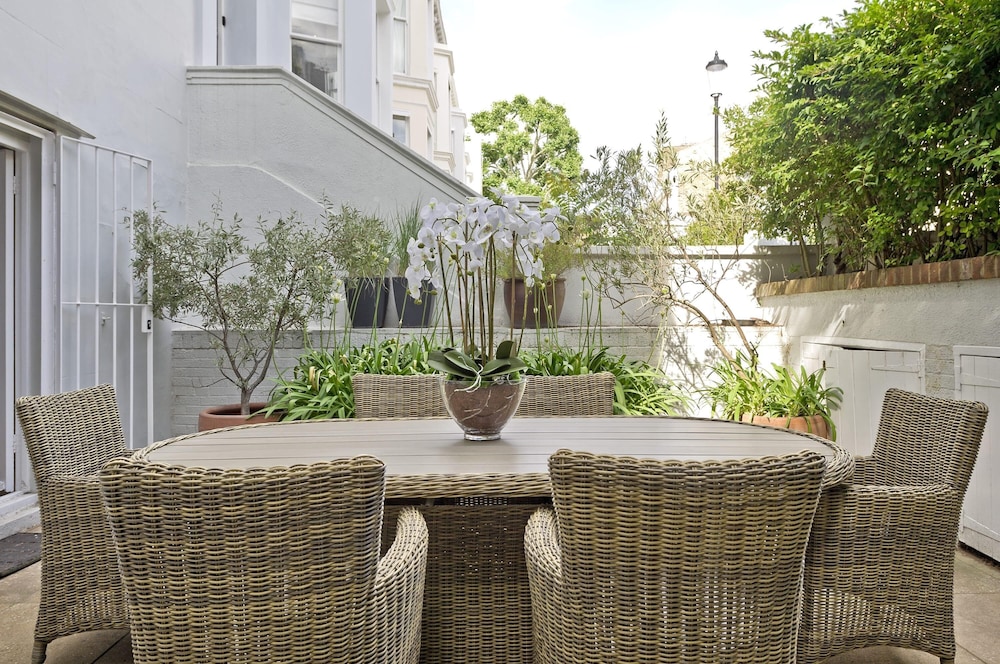 Huge Kensington Garden Flat