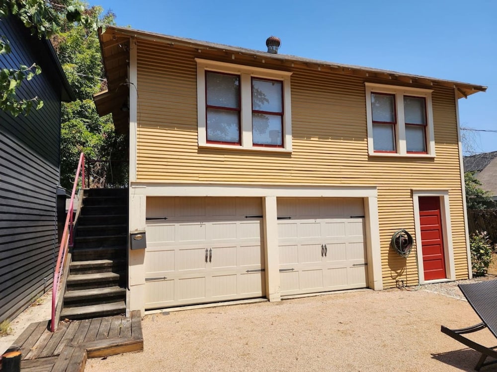 Cute Quiet Garage Apt Home