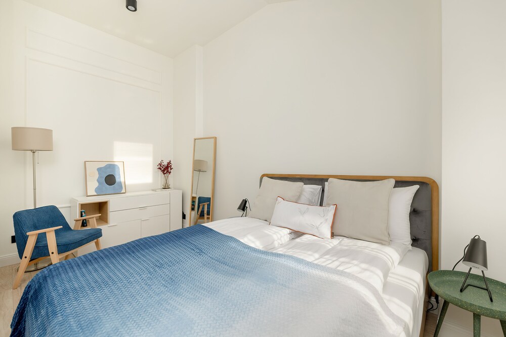 Bright Apartment Poznań by Renters
