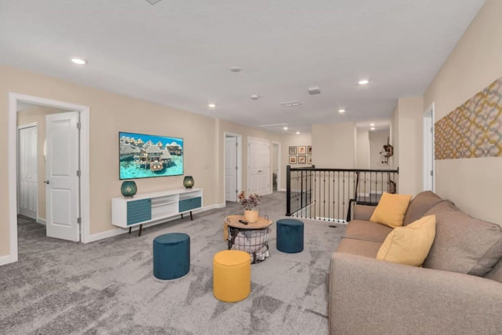 Spacious 8BR Villa Poolside Luxury Fun for 20