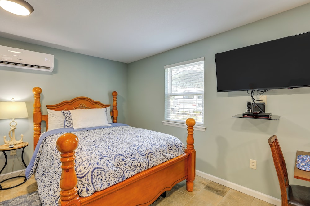 Near Steinhatchee River: Studio w/ Screened Porch!