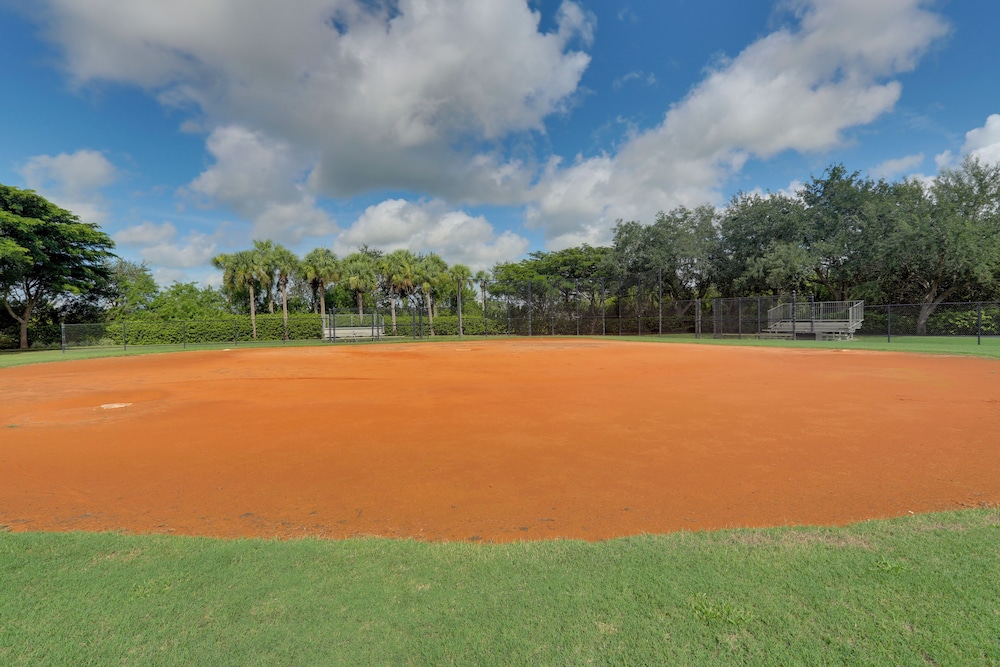 Lake View & Screened Balcony: Estero Getaway!