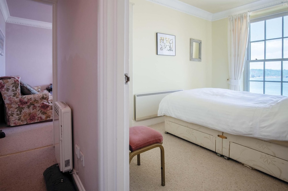5 Belle Vue Court - 2 Bedroom Apartment - Tenby