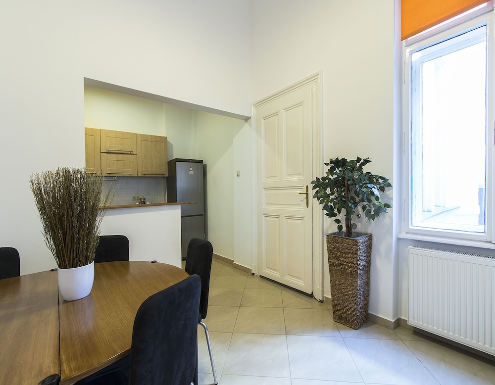 Large Central Apartments Kálmán Imre