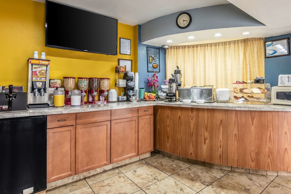 Macon Vacations - Econo Lodge Inn  Suites - Property Image 10