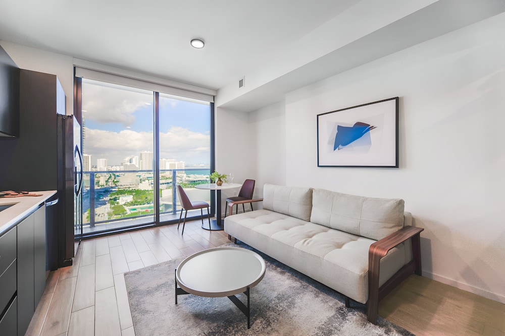 Luxury apt Bay View Near Bayfront Park