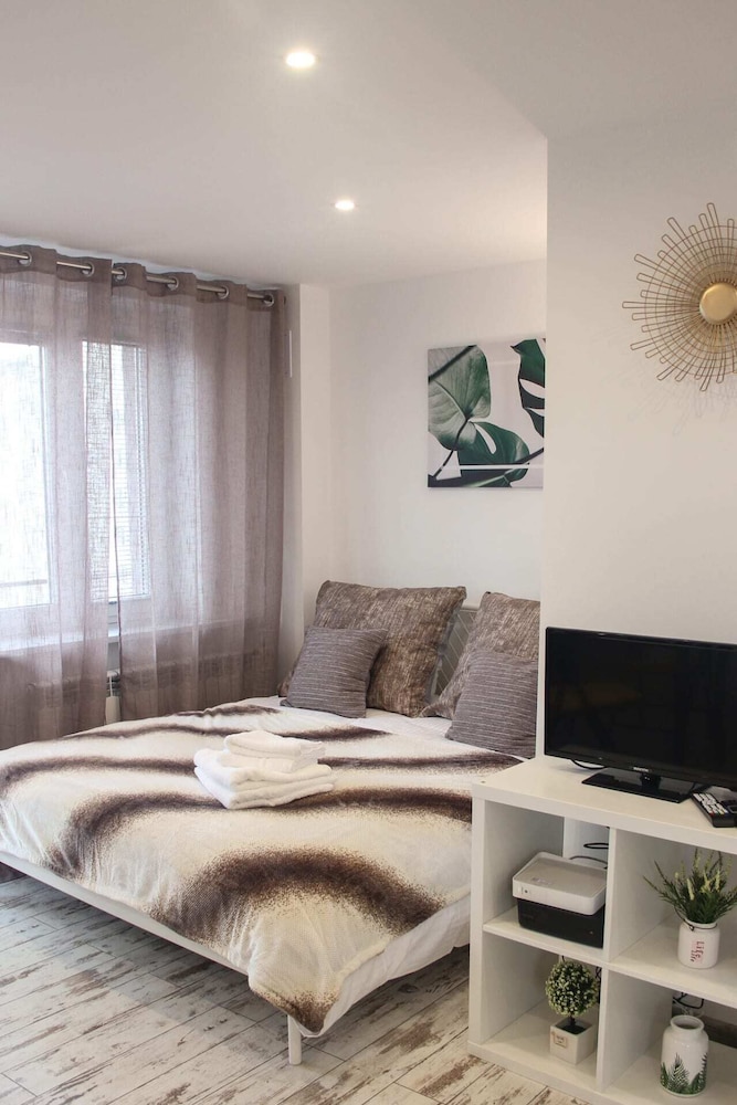 Sunny City Center Apartment view 2