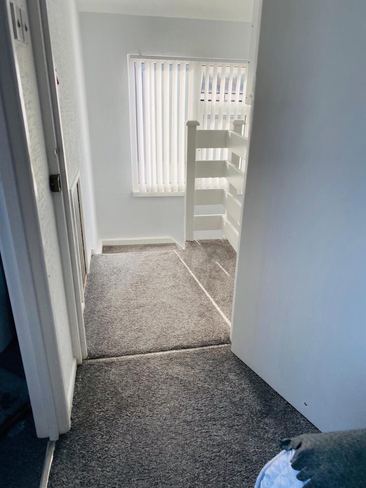 The 5 bed House With Spacious Rooms and Lounge view 2