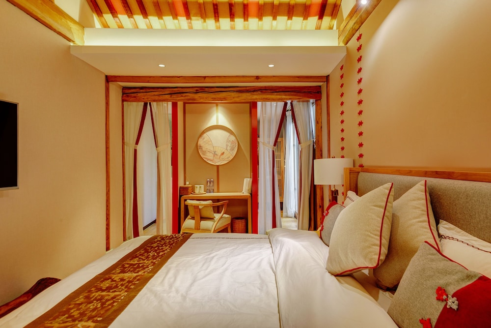 ISVARA Culture Homestay Suites