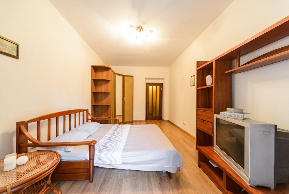 1-room apartments Kiev city center 43 view 2