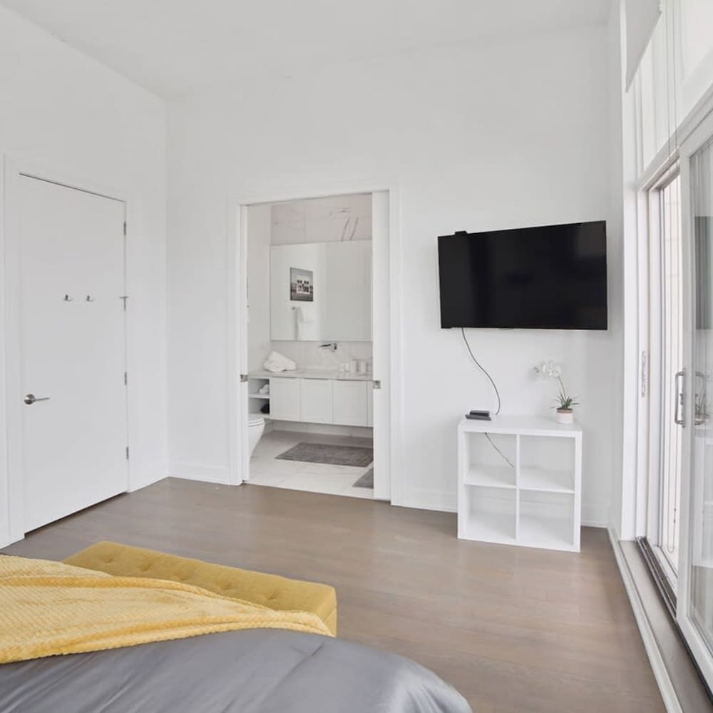 4-bedroom Penthouse w 2 Large Balconies Rooftop