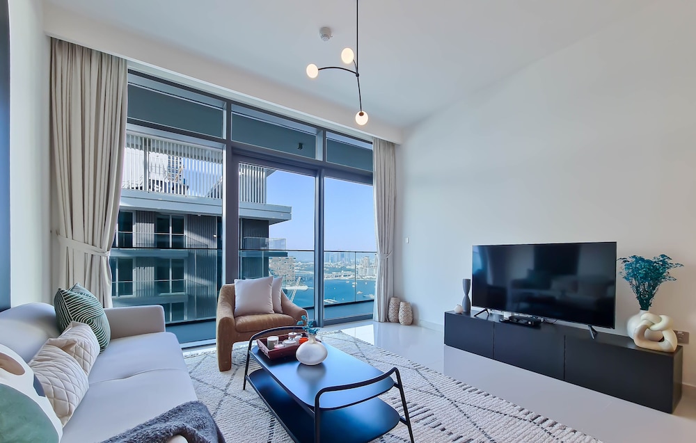 Stylish 2BR in Emaar Beach Front w/ Private Beach