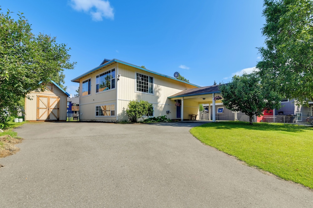 Near Trails & Town: Anchorage Apt w/ Shared Yard view 3