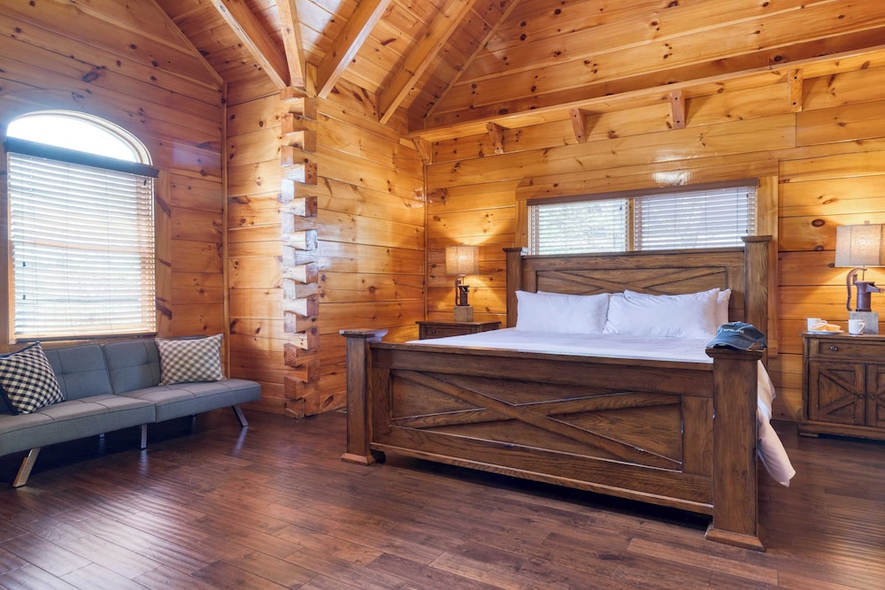 Luxury Cabin Sleeps 19 Game Room, Hot Tub Dollywood Alpine Mountain Lodge