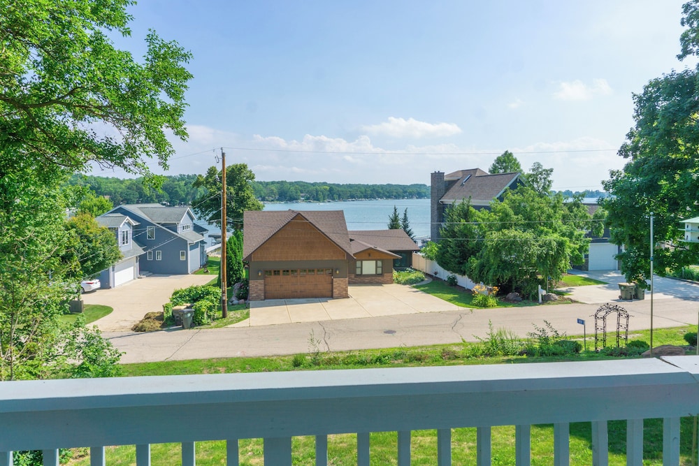 Lake Mary View: Pickleball Paradise Penthouse Unit