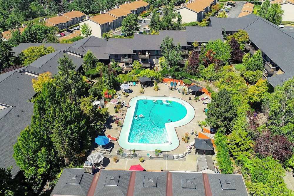 Modern Home Between Seattle, Tacoma & SEA Airport