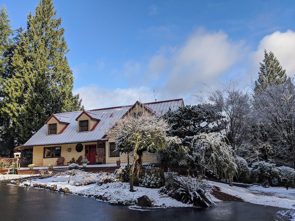 MapleRidge House: A BnB For All Seasons!