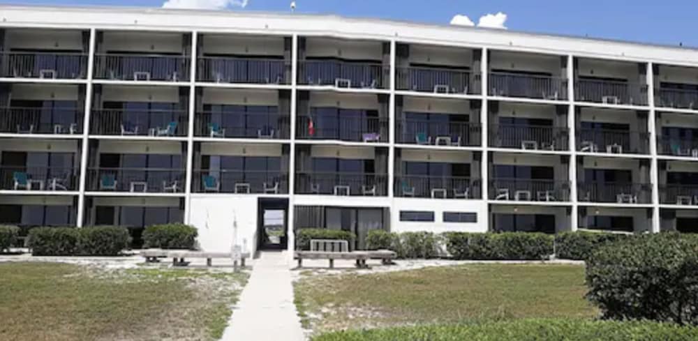 Hotel Surf Suites - Image 1