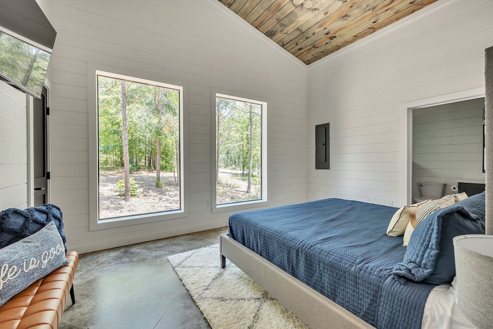 Bearfoot Chill'inn 3 Bedroom Cabin by RedAwning view 3