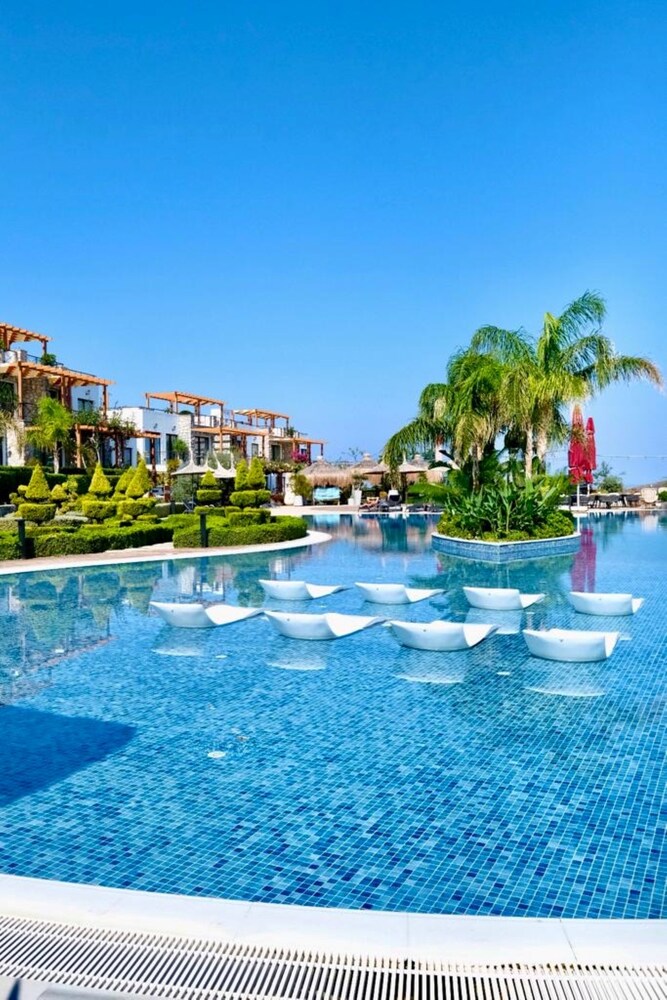 Gorgeous Seafront Villa in a Prime Resort