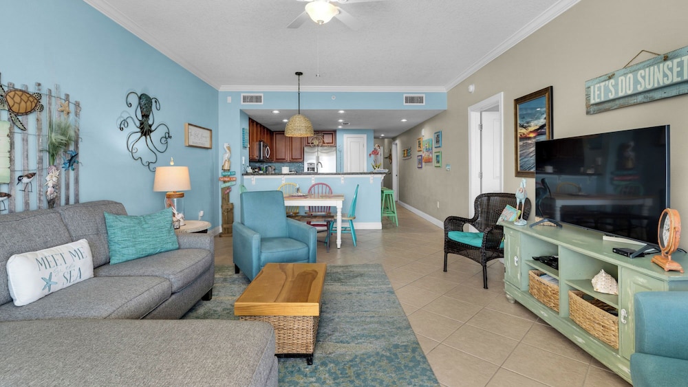2BR Gulf Front Condo w/ Pool, Gym, Hot Tub + Free Attraction Tickets!