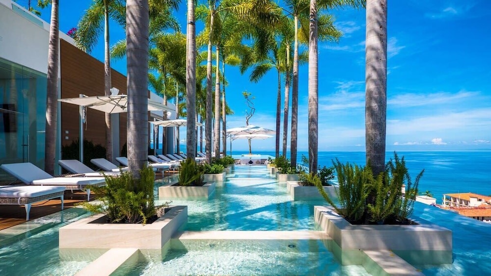 Stylish King-bed Unit - Pool - Ocean View - Gym