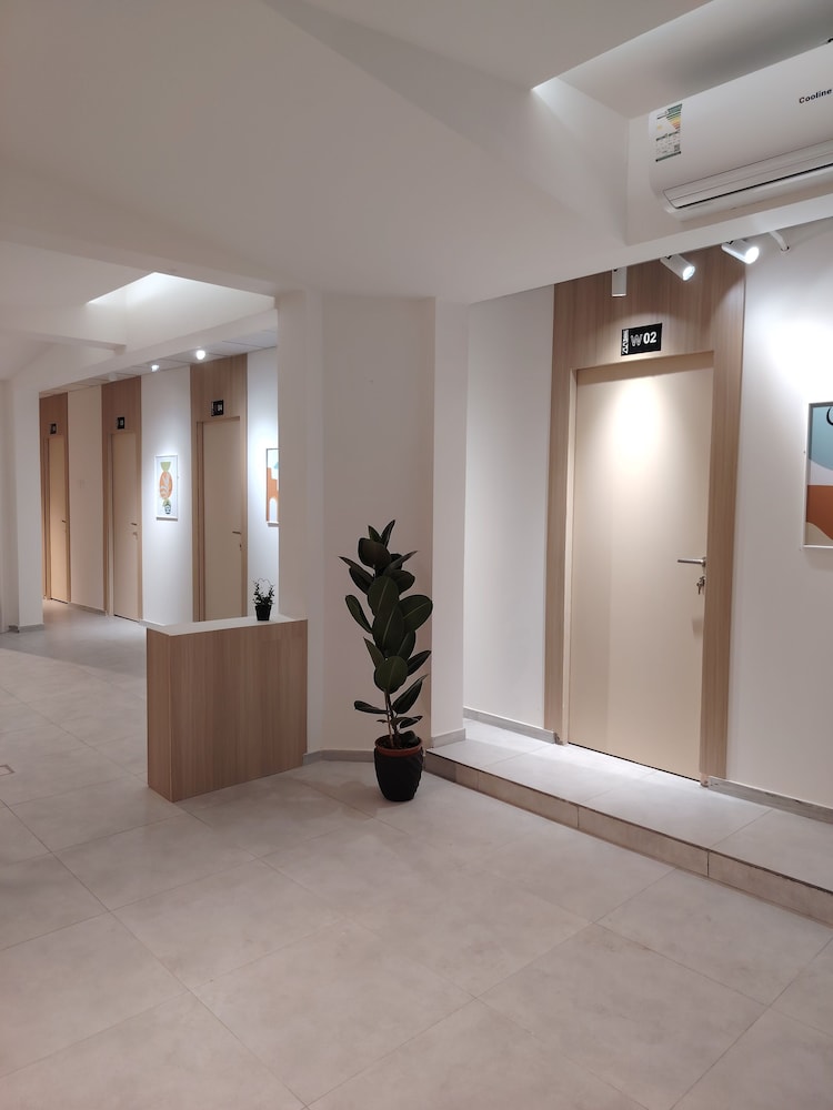 Five Hours Hotel