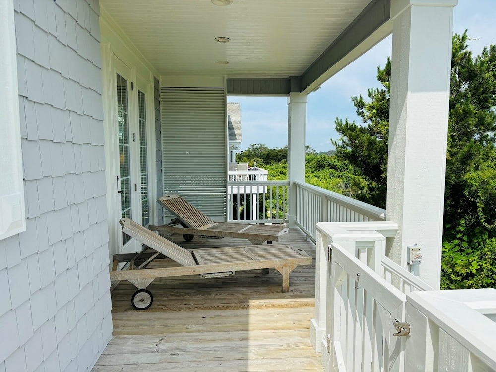 Gray Goose 5 Bedroom Home by RedAwning