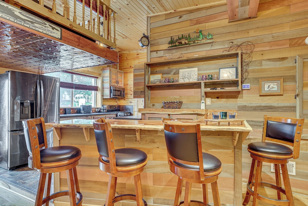 Steps to Marina & Beach: Couples Cottage in Pepin
