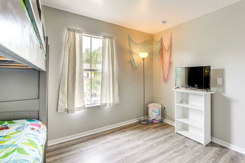 9 Mi to Disney: Gated Resort Escape w/ Pool Access