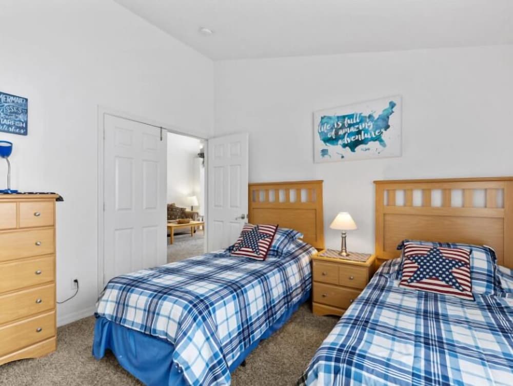 Sunny Private Pool & Spa & Fenced Yard. Nr Parks - Image 2