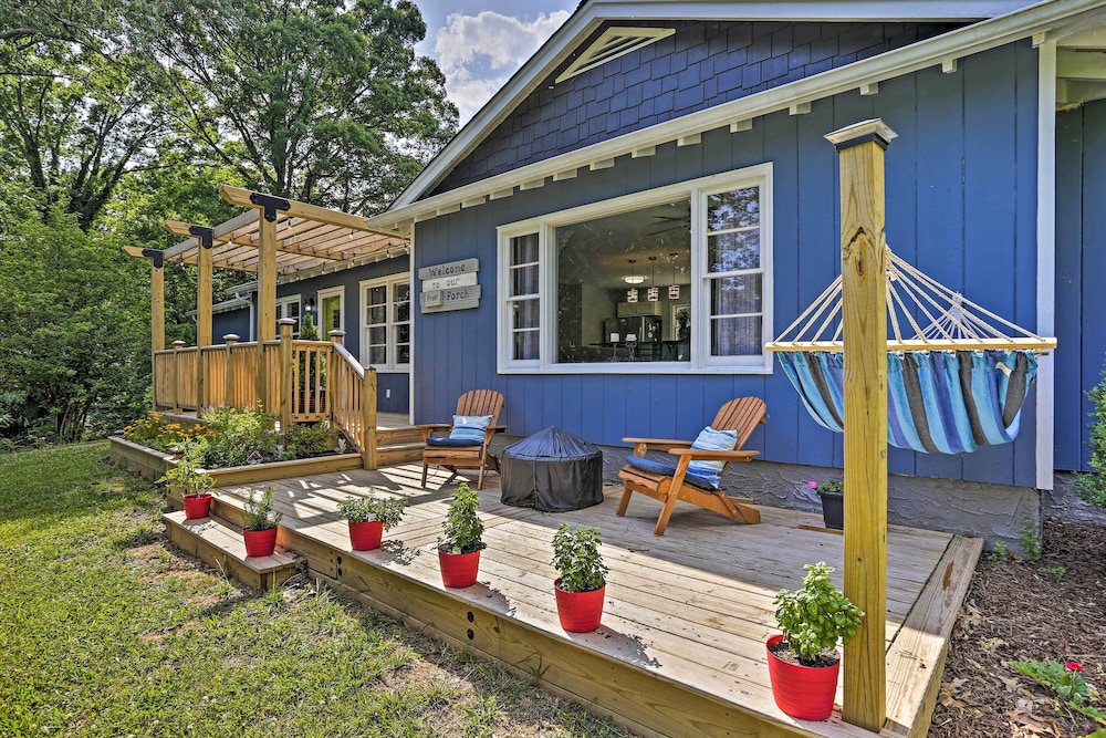 Family-friendly Escape ~ 6 Mi to City Center!