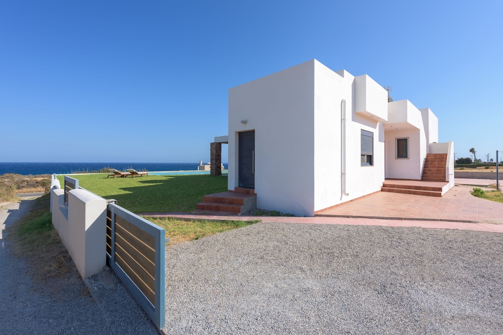 Cristelia Luxury Sea Front & Pool Villa