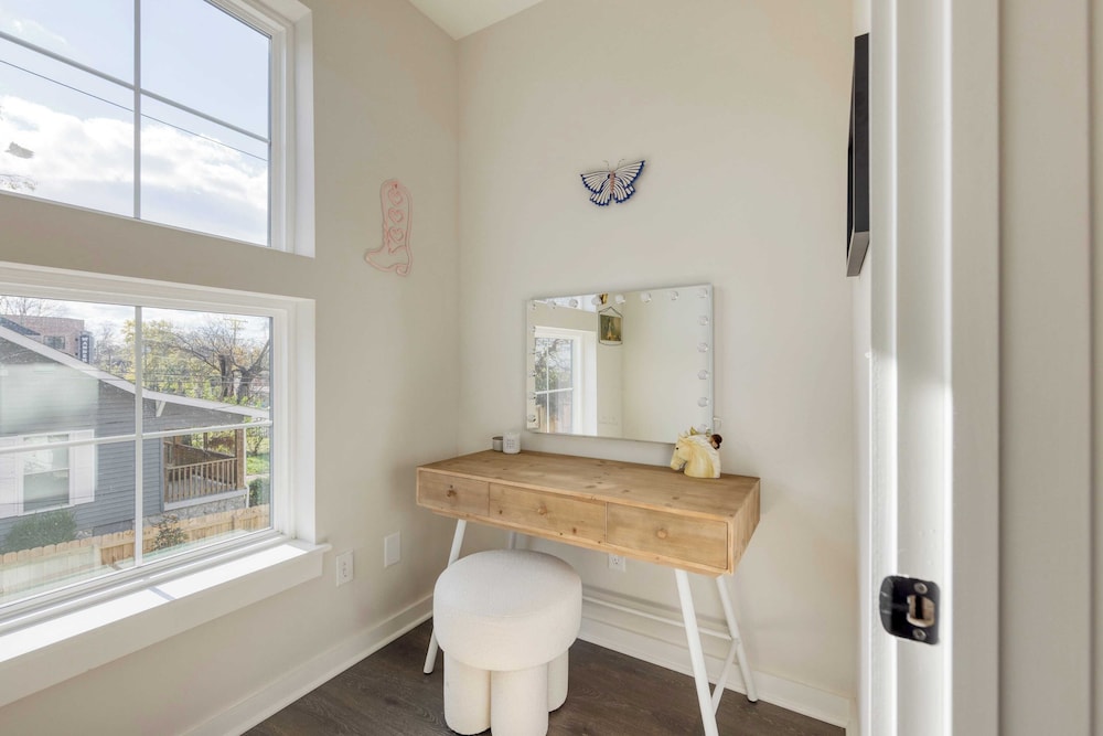 Sleeps 16 2 Modern Townhomes, Minutes to Broadway Lischey & 98 Degrees