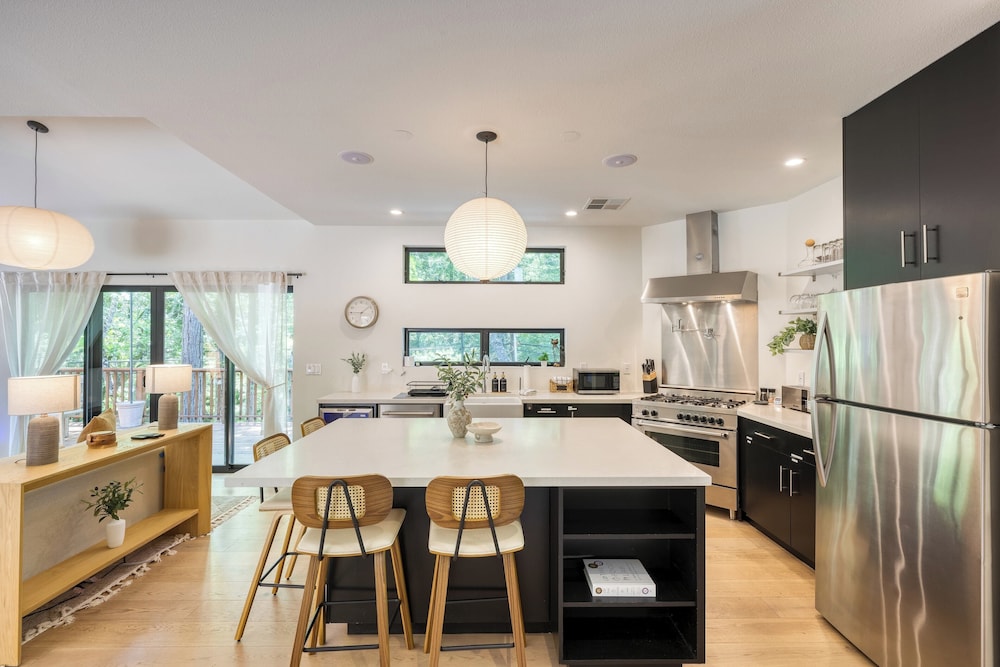 Mill Creek by Avantstay Modern Design, Patio, Hot Tub view 2