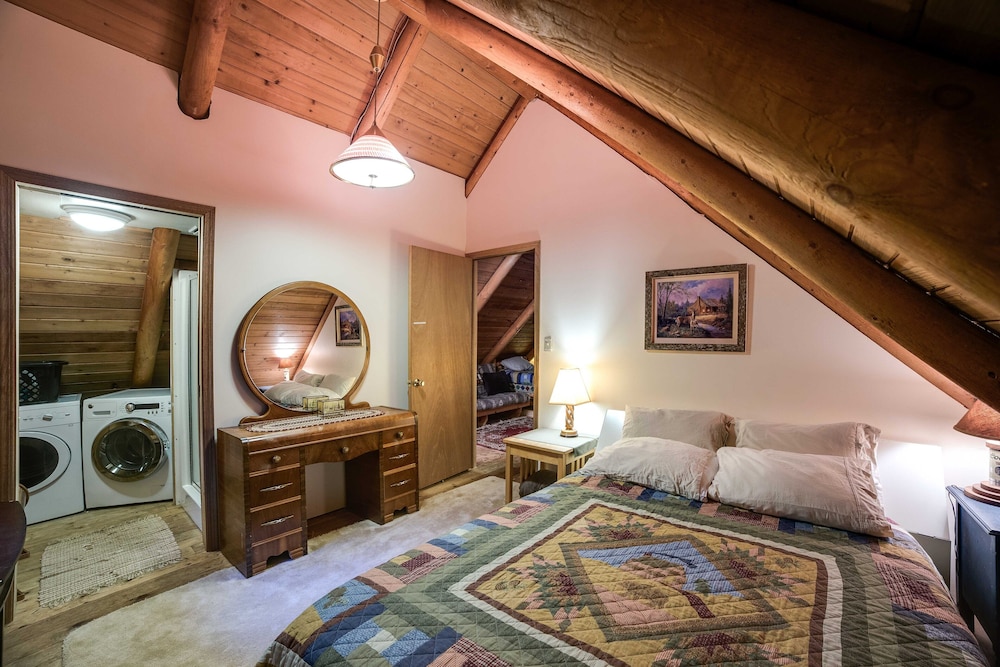 17MBR - Log Cabin - BBQ - Pets Ok - WiFi - Sleeps 8 view 3