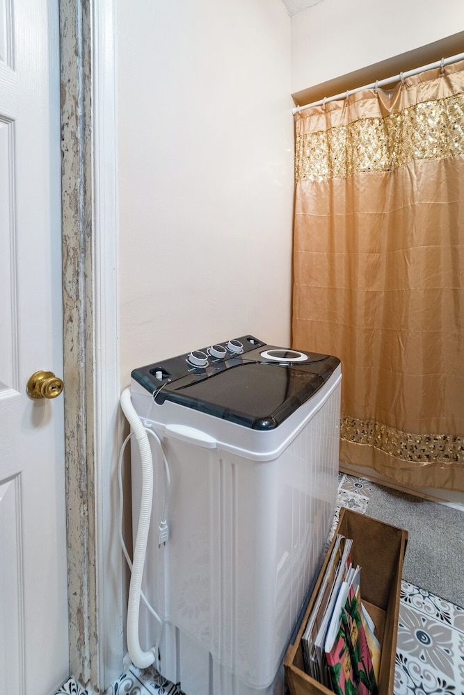 Central 4BR Historic Gem Near Colleges