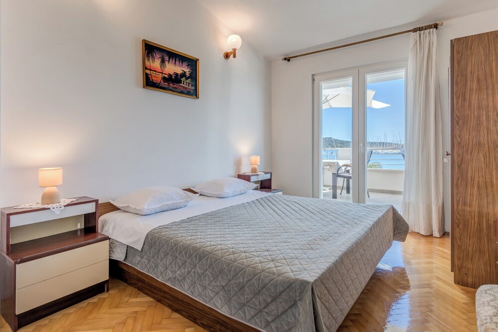 Seafront apartments Marija with terrace and mooring