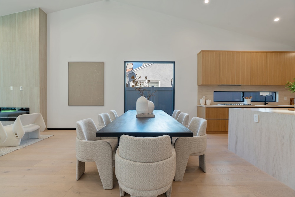Noble Modern - Urban Sanctuary in Sherman Oaks With Poolside and Patio