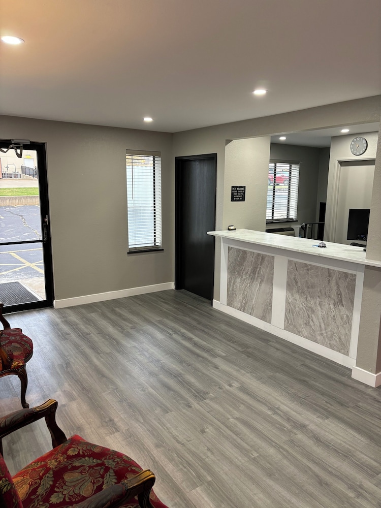 Super 8 Springfield North I-44 - Image 3