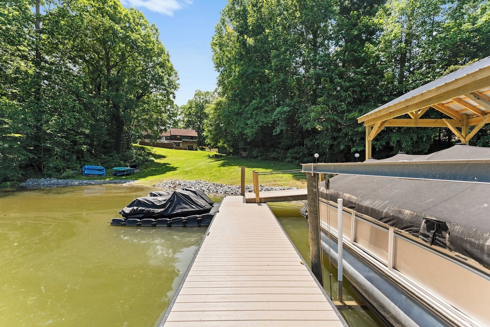 Shady Daze: Waterfront Home w/ Deck, Hot Tub & Lake Views