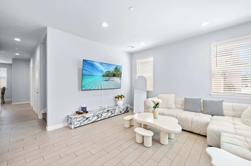 Modern Spacious Home Bright, Family Group Friendly