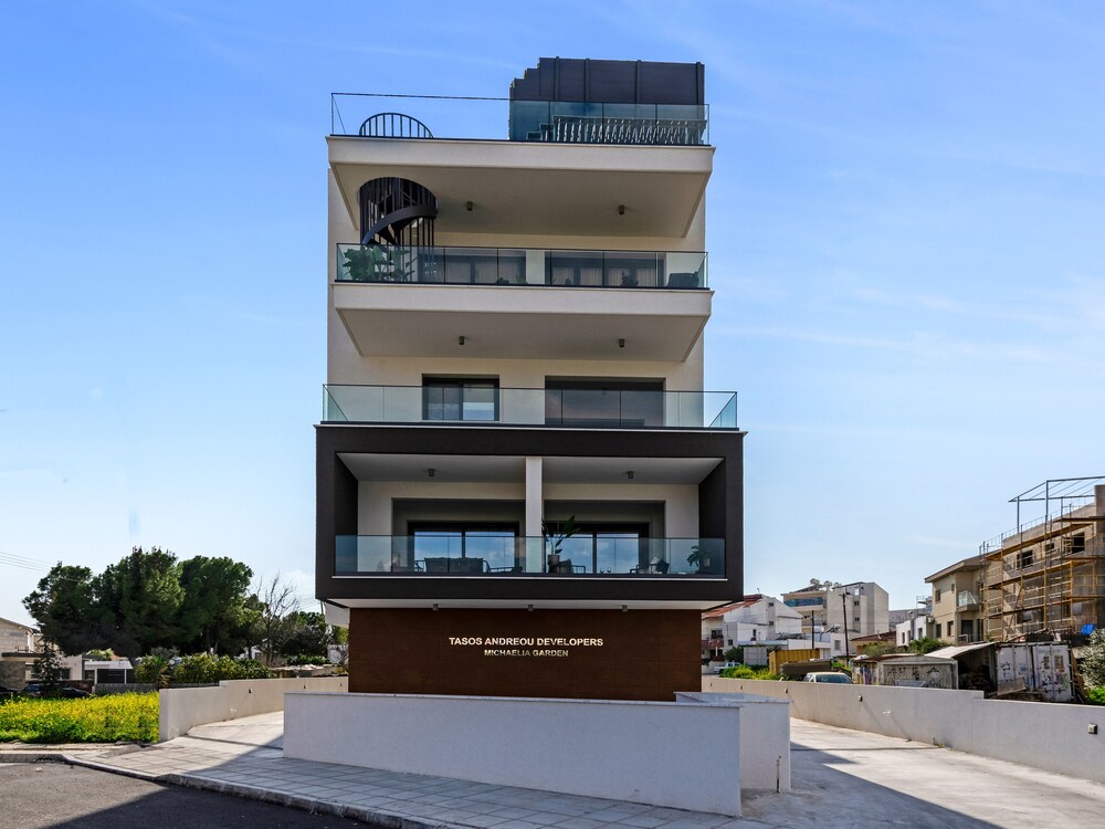 Sanders Triple - Lovely 1-bdr Apt With Balcony